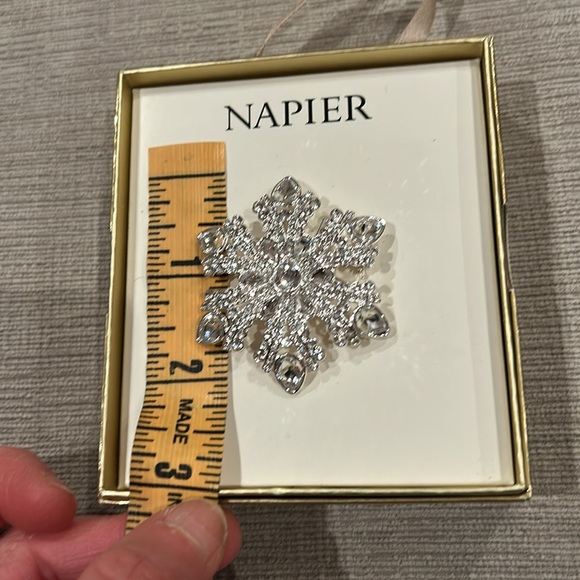 New In Box Napier rhinestone, snowflake design brooch - Picture 3 of 3